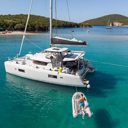 Botel Dream Of Life - Catamaran Kontokali